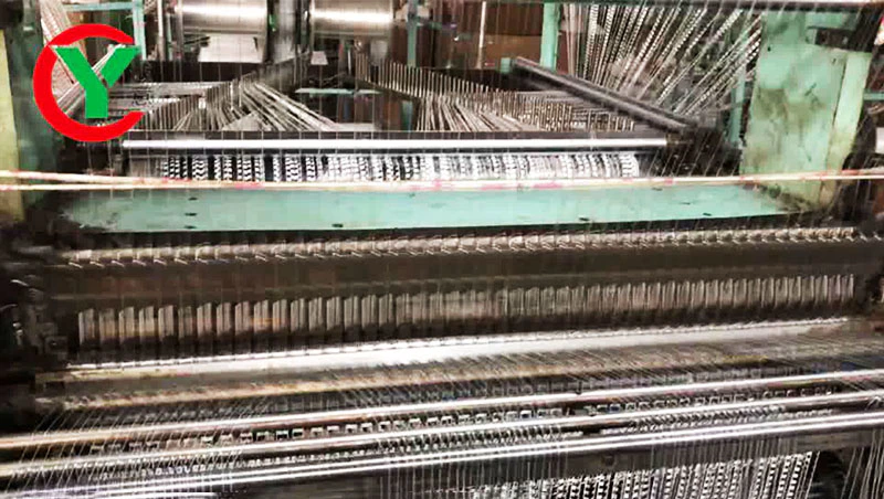 Необычная прядильная машина для вязания пряжи